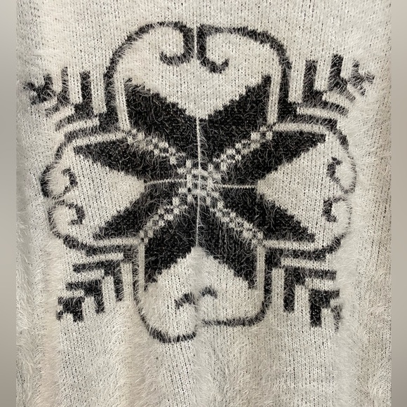 J.Janet Women's Size Large Crew Neck Soft Fuzzy Sweater with Black Designs - Picture 2 of 8